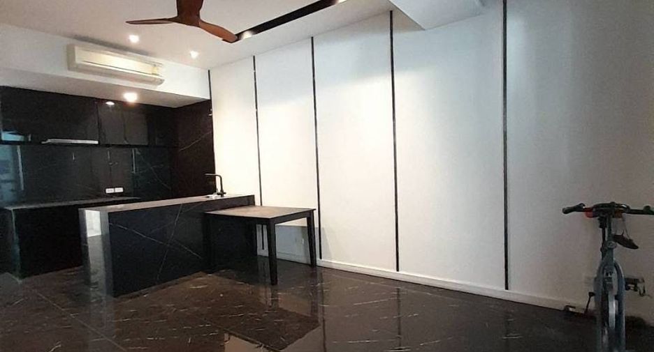 For rent 3 bedrooms townhouse in Khlong Toei, Bangkok