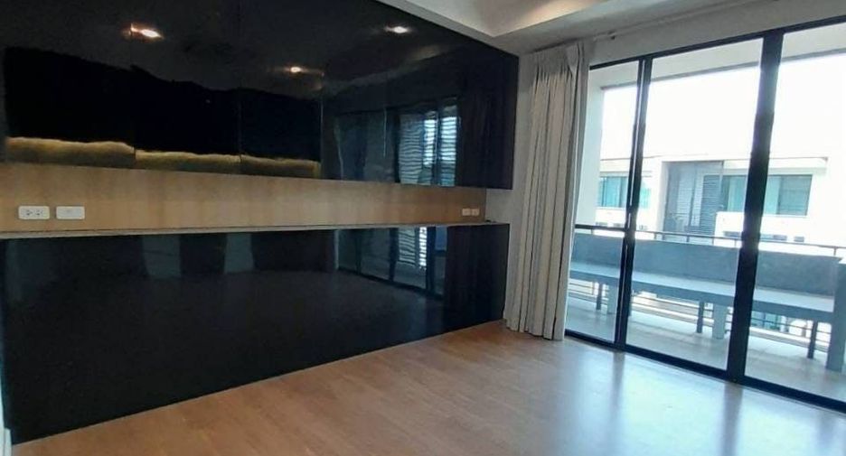 For rent 3 bedrooms townhouse in Khlong Toei, Bangkok