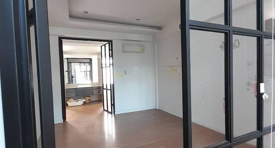 For rent 3 bedrooms townhouse in Khlong Toei, Bangkok