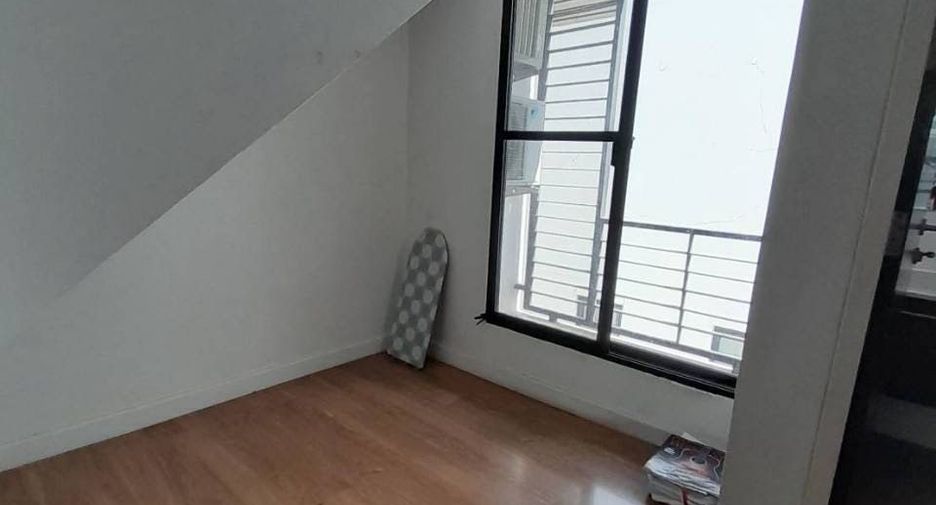 For rent 3 bedrooms townhouse in Khlong Toei, Bangkok