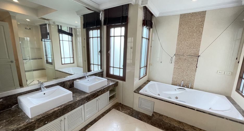 Casa en alquiler de 4 habitaciones en Watthana, Bangkok