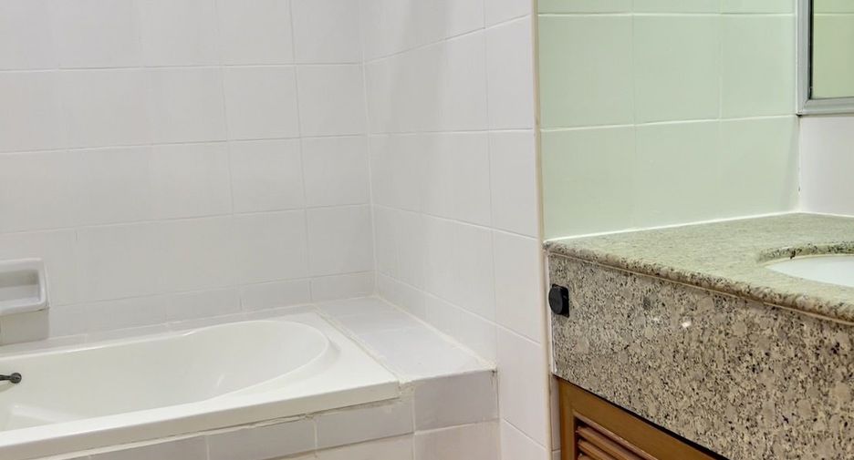 Condo en alquiler de 3 habitaciones en Watthana, Bangkok