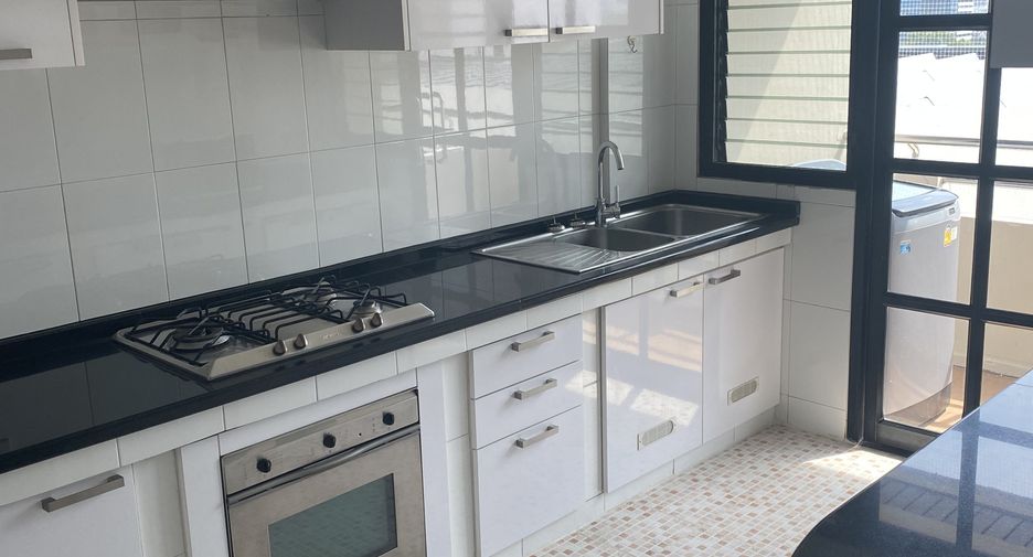 For rent 3 bedrooms apartment in Khlong Toei, Bangkok