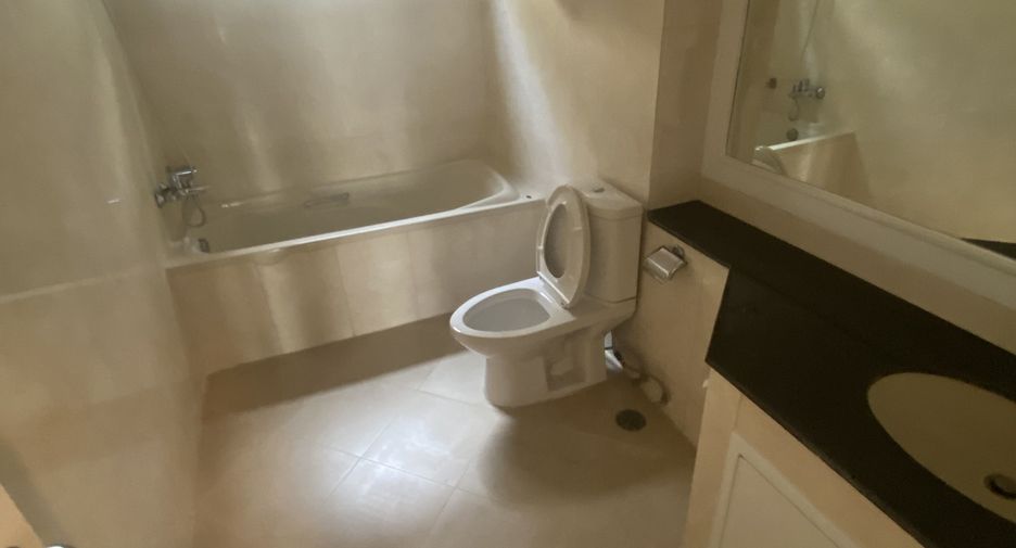 For rent 3 bedrooms apartment in Khlong Toei, Bangkok