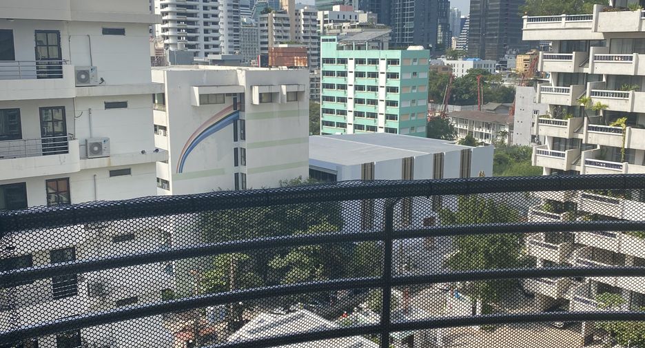 For rent 3 bedrooms apartment in Khlong Toei, Bangkok