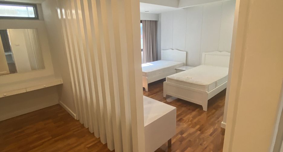 For rent 3 bedrooms apartment in Khlong Toei, Bangkok