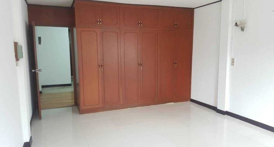 For rent 4 bedrooms townhouse in Din Daeng, Bangkok