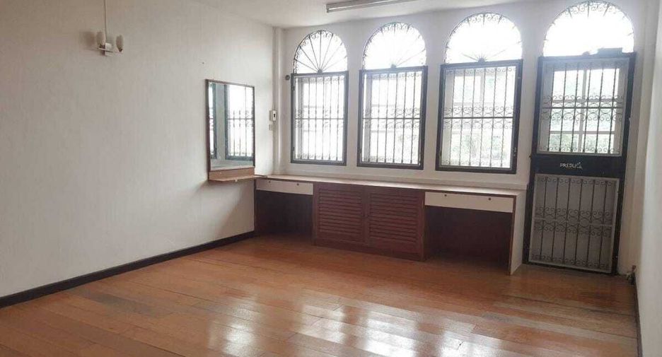 For rent 4 bedrooms townhouse in Din Daeng, Bangkok