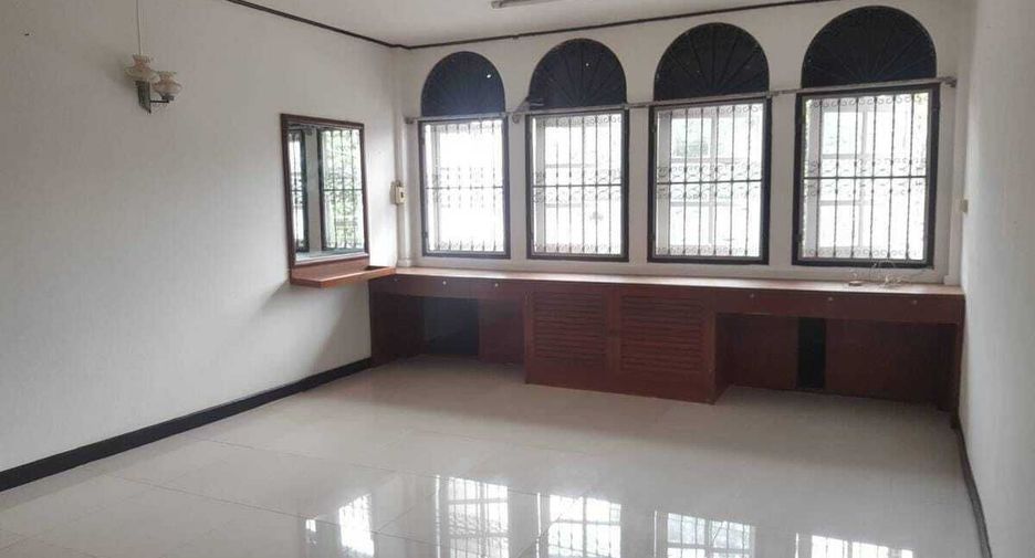 For rent 4 bedrooms townhouse in Din Daeng, Bangkok