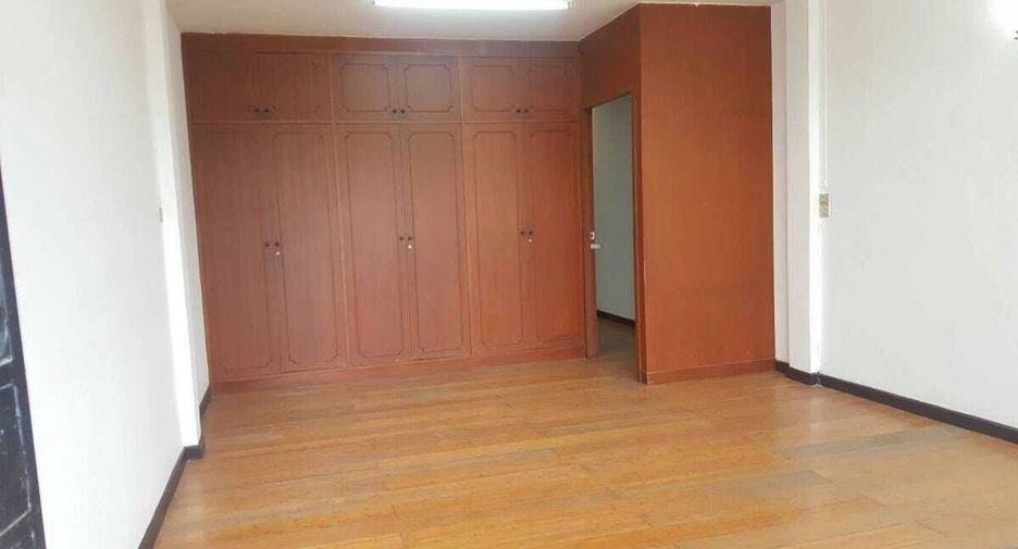 For rent 4 bedrooms townhouse in Din Daeng, Bangkok