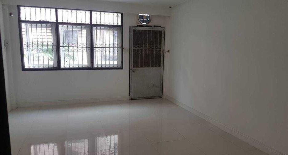 For rent 4 bedrooms townhouse in Din Daeng, Bangkok