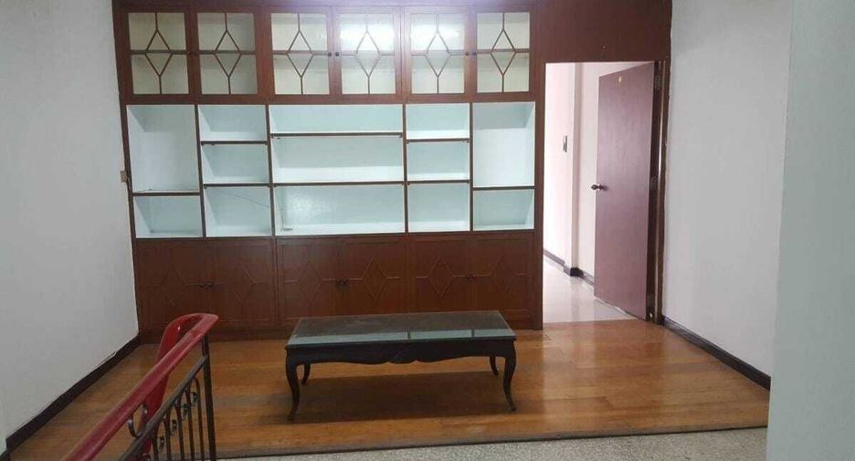 For rent 4 bedrooms townhouse in Din Daeng, Bangkok