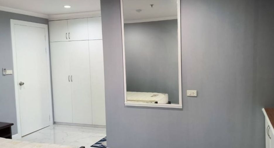 For rent 3 bedrooms condo in Khlong Toei, Bangkok