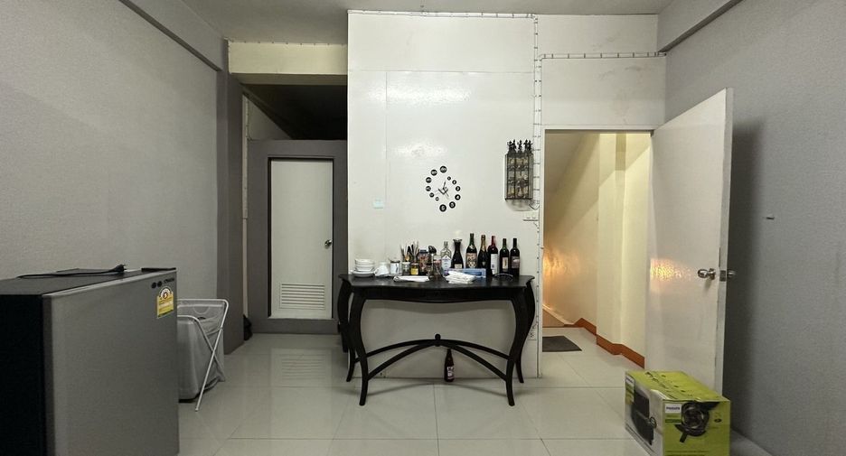For rent 3 bedrooms retail Space in Bang Na, Bangkok