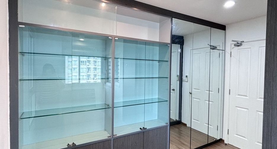 For rent 2 bedrooms condo in Thon Buri, Bangkok