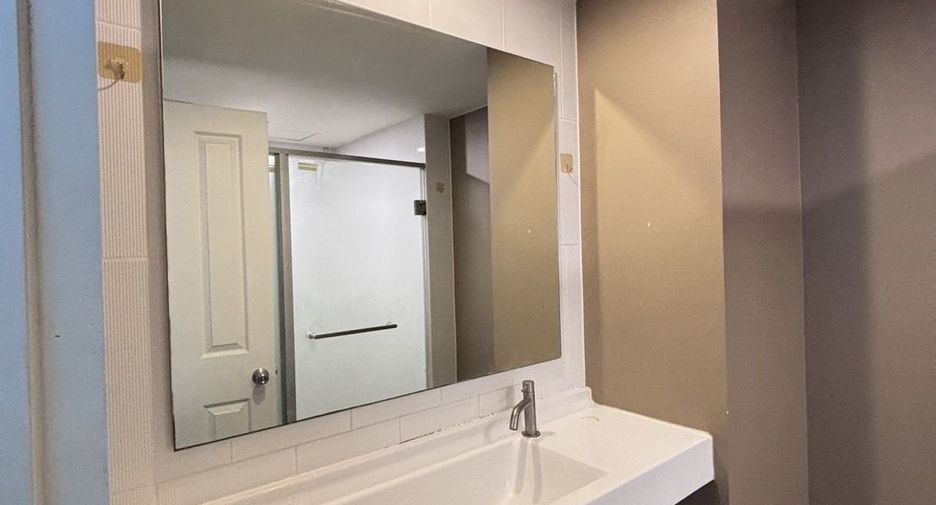 For rent 2 bedrooms condo in Thon Buri, Bangkok