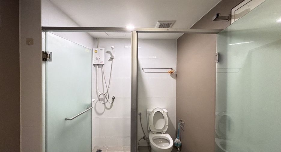 For rent 2 bedrooms condo in Thon Buri, Bangkok