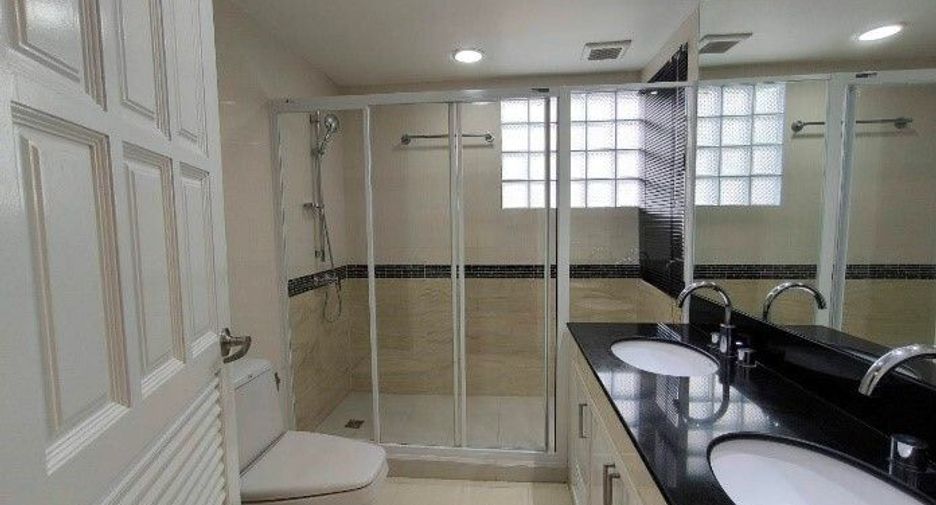 For rent 4 bedrooms condo in Pathum Wan, Bangkok