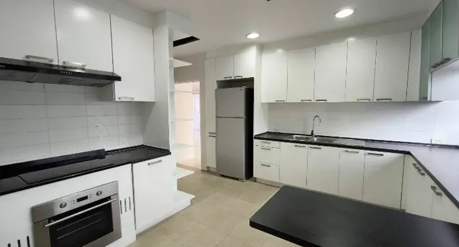 For rent 4 bedrooms condo in Pathum Wan, Bangkok