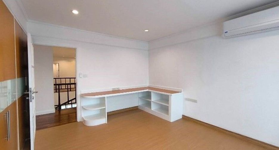 For rent 4 bedrooms condo in Pathum Wan, Bangkok