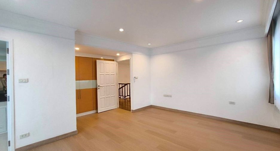 For rent 4 bedrooms condo in Pathum Wan, Bangkok