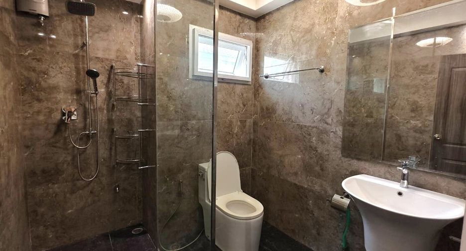 For rent 5 bedrooms house in Bang Kapi, Bangkok