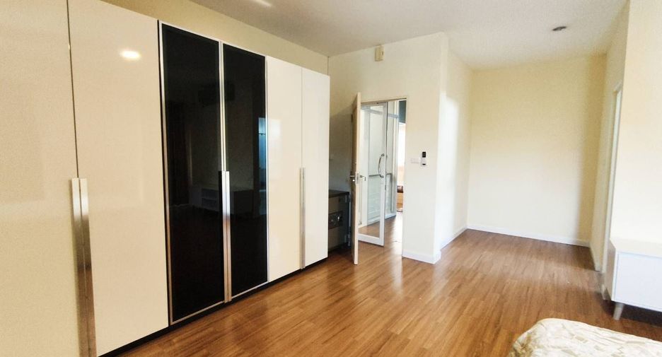 For rent 5 bedrooms house in Bang Kapi, Bangkok