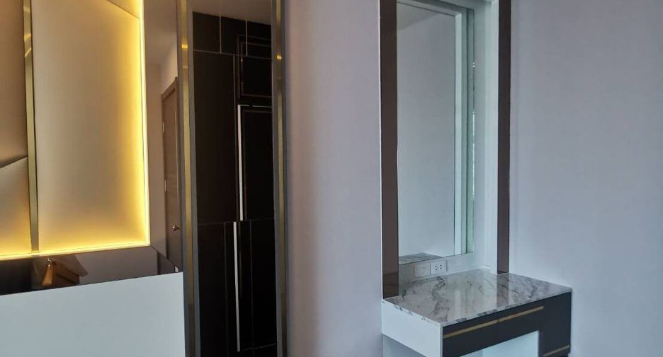 For rent 2 bedrooms condo in Huai Khwang, Bangkok