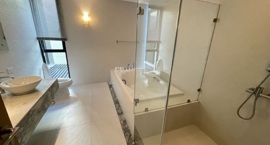 Casa en alquiler de 4 habitaciones en Watthana, Bangkok
