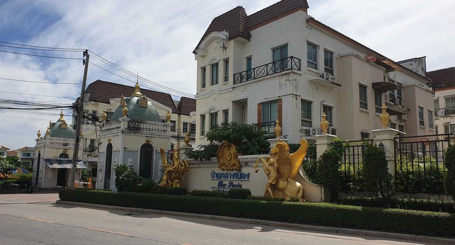 For rent 3 ベッドルーム townhouse in Chatuchak, Bangkok