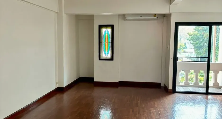 For rent 8 bedrooms office in Watthana, Bangkok