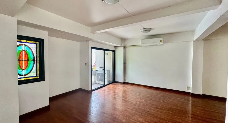 For rent 8 bedrooms office in Watthana, Bangkok