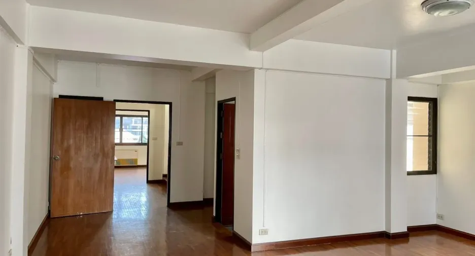 For rent 8 bedrooms office in Watthana, Bangkok