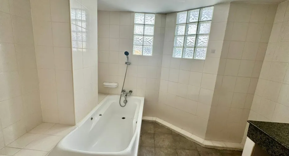 For rent 8 bedrooms office in Watthana, Bangkok