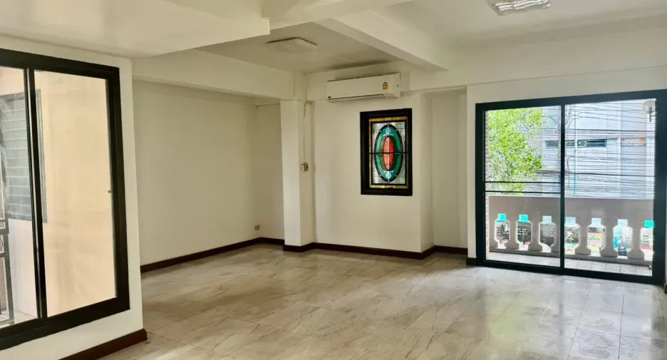 For rent 8 bedrooms office in Watthana, Bangkok