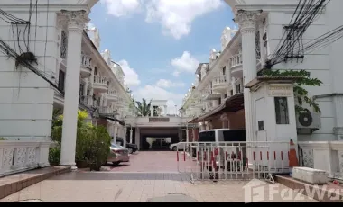 For rent 3 bedrooms townhouse in Watthana, Bangkok