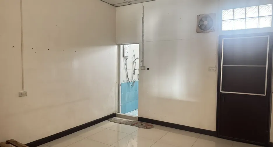 For rent 4 bedrooms retail Space in Bang Na, Bangkok