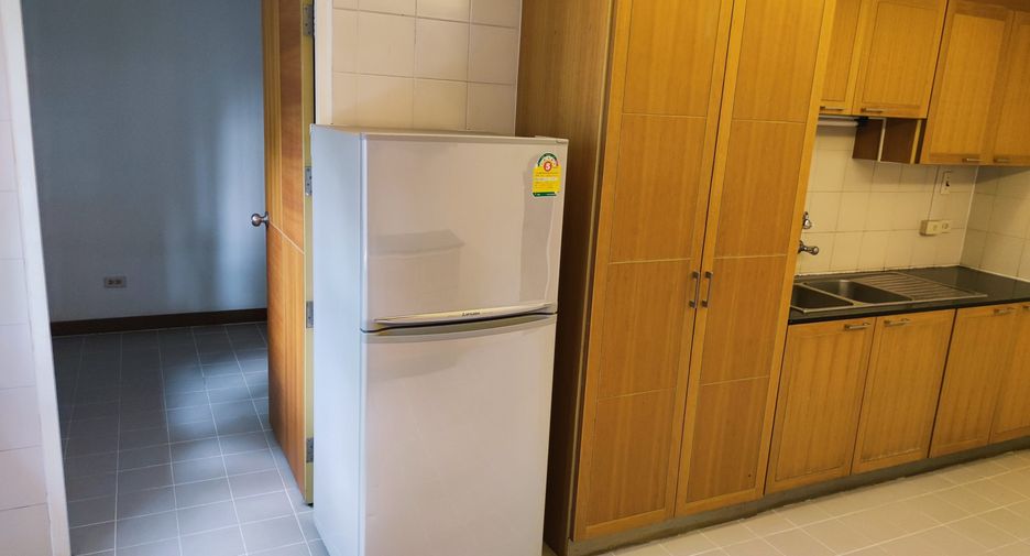 For rent 3 bedrooms condo in Yan Nawa, Bangkok