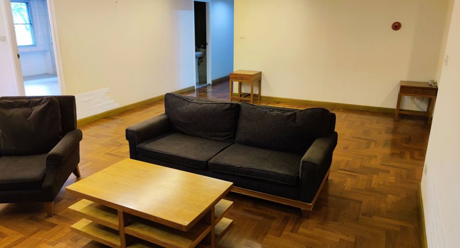 For rent 3 bedrooms condo in Yan Nawa, Bangkok