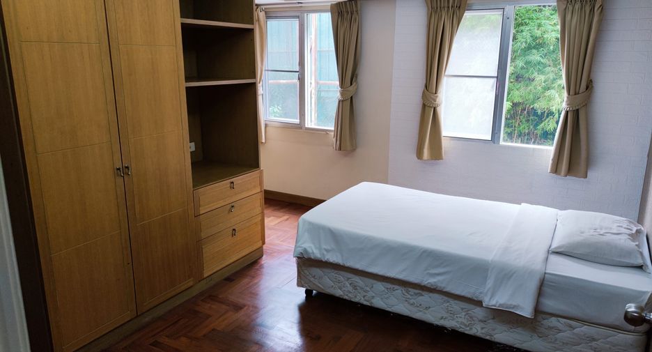 For rent 3 bedrooms condo in Yan Nawa, Bangkok