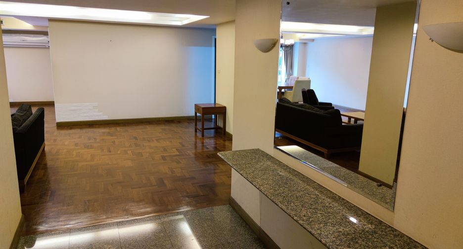 For rent 3 bedrooms condo in Yan Nawa, Bangkok