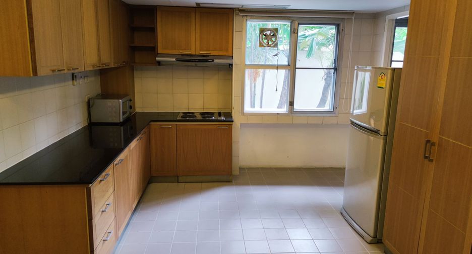 For rent 3 bedrooms condo in Yan Nawa, Bangkok