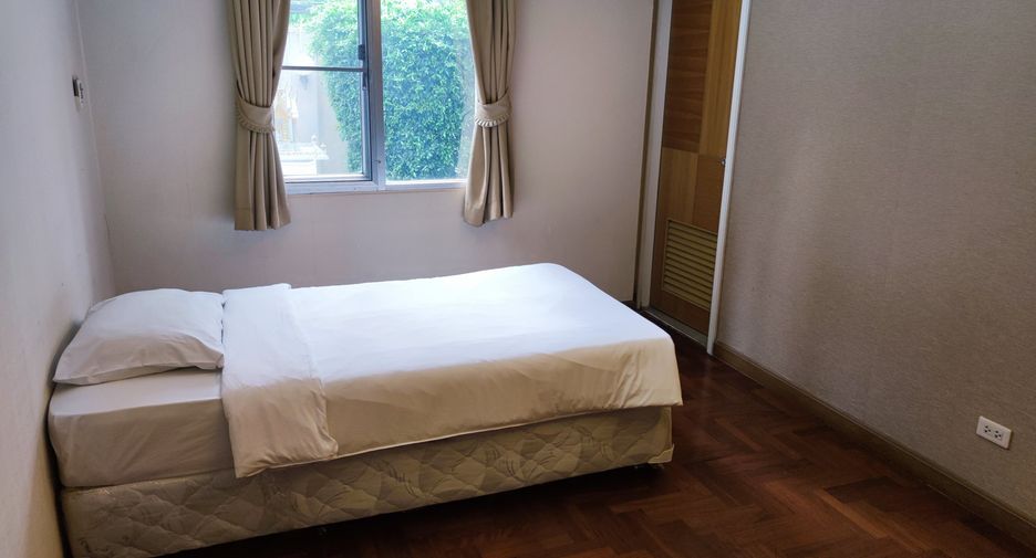 For rent 3 bedrooms condo in Yan Nawa, Bangkok