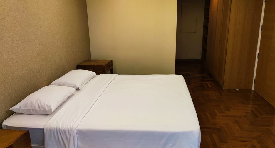 For rent 3 bedrooms condo in Yan Nawa, Bangkok
