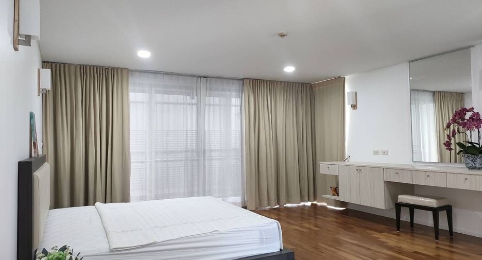 For rent 3 bedrooms condo in Watthana, Bangkok