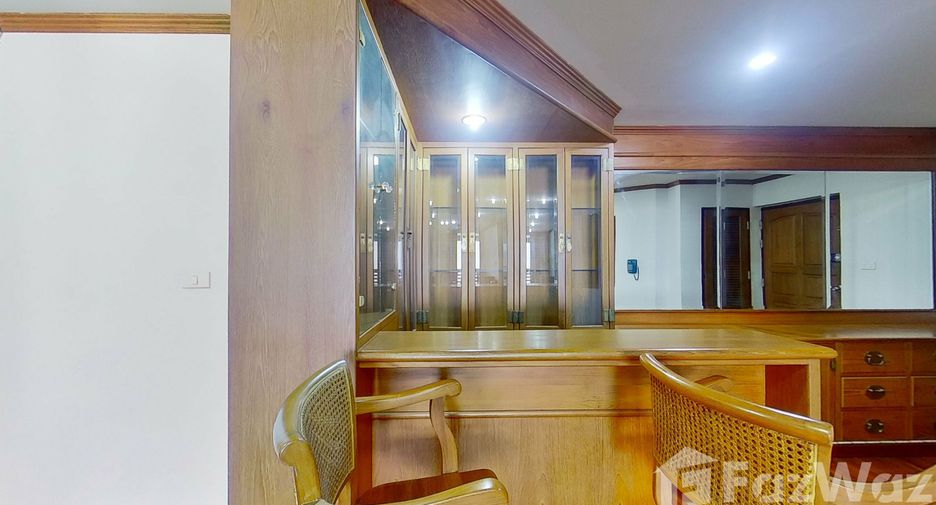 For rent 4 bedrooms condo in Watthana, Bangkok