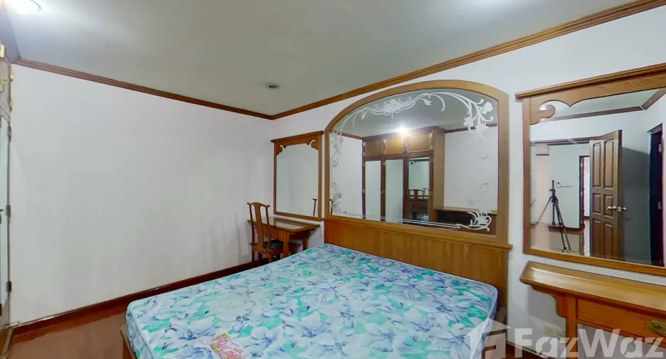 For rent 4 bedrooms condo in Watthana, Bangkok