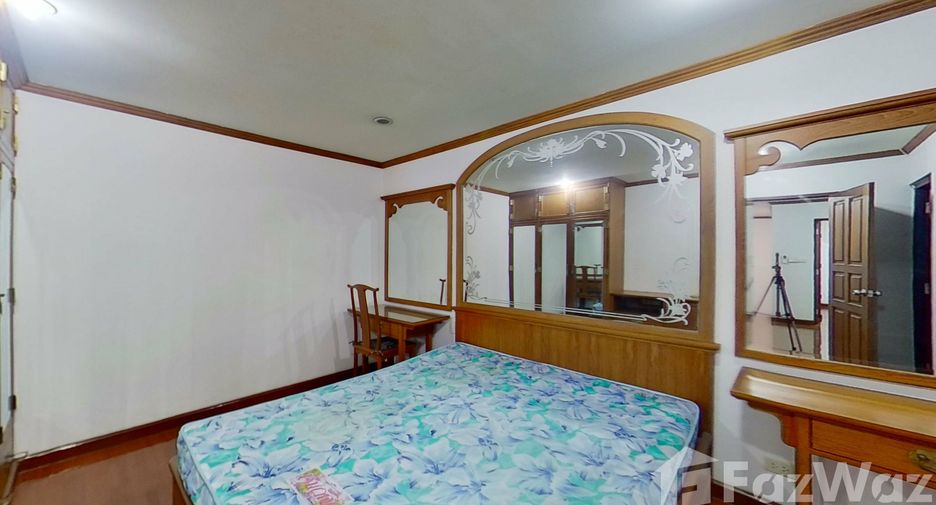 For rent 4 bedrooms condo in Watthana, Bangkok