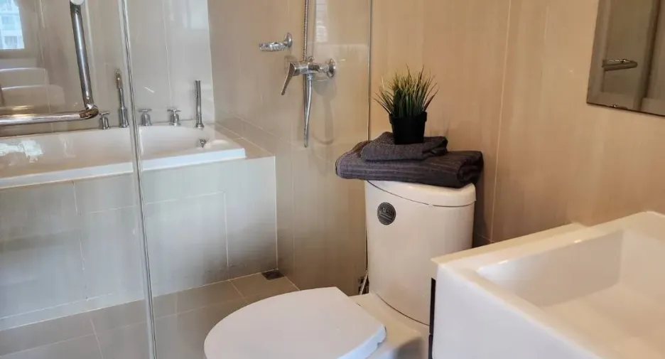 For rent 2 bedrooms condo in Watthana, Bangkok