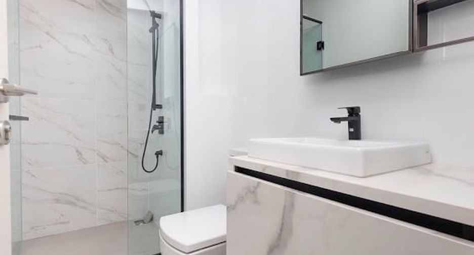 For rent 2 bedrooms condo in Phra Khanong, Bangkok